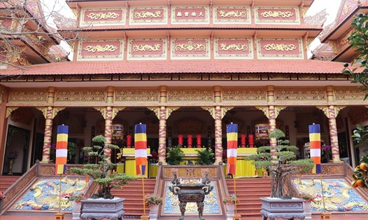 Chánh điện của chùa Nam Sơn (Hoà Vang, Đà Nẵng) được xây dựng theo kiểu nhà ba gian miền Bắc kết hợp với kiến trúc Huế do chính Đại Đức Thích Huệ Phong thiết kế. Ảnh: Nguyễn Linh