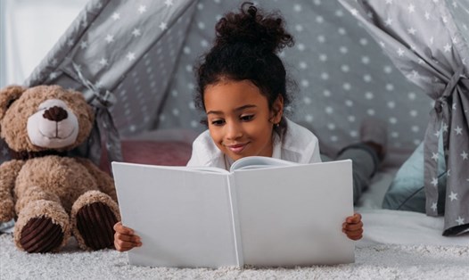 Thói quen đọc sách từ nhỏ sẽ giúp cho trẻ phát triển não bộ. Ảnh: Xinhua