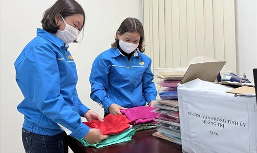 Cán bộ Công đoàn viên chức tỉnh Quảng Trị tiếp nhận áo dài do Ban nữ công Văn phòng Tỉnh ủy Quảng Trị trao tặng. Ảnh: TD.