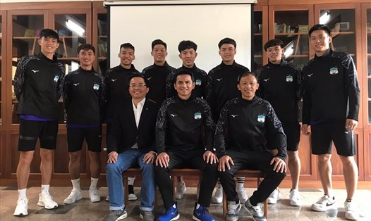 Hoàng Anh Gia Lai ký hợp đồng chuyên nghiệp với 10 cầu thủ trẻ. Ảnh: CLB HAGL