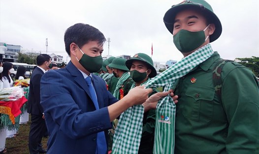 Lãnh đạo các địa phương tại Phú Yên trao khăn rằn và giao nhiệm vụ cho thanh niên ngày lên đường nhập ngũ. Ảnh: Phương Uyên