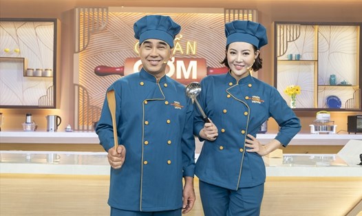 Quyền Linh và Thanh Hương dẫn chương trình. Ảnh: NSCC.