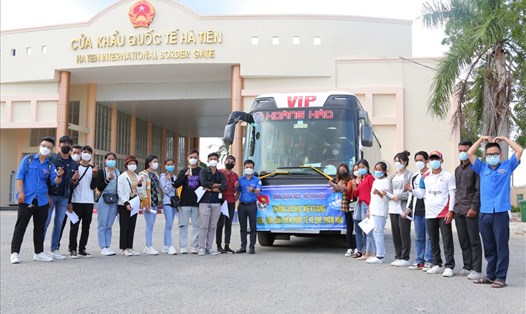 Trường Đại học Kiên Giang tổ chức xe đón sinh viên Campuchia ở Cửa khẩu quốc tế Hà Tiên. Ảnh: PV