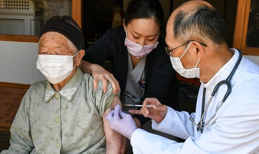 Bác sĩ tiêm vaccine COVID-19 cho một phụ nữ cao tuổi ở làng Kitaaiki, tỉnh Nagano, Nhật Bản. Ảnh: AFP