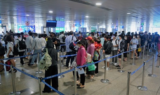 Sân bay Tân Sơn Nhất dịp giáp Tết Nhâm Dần vừa qua, lượng hành khách tuyến nội địa đông trở lại. Ảnh: Tú Linh.