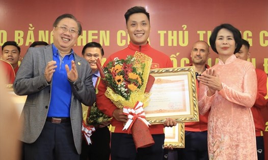 Đội tuyển futsal Việt Nam nhận bằng khen  của Thủ tướng Chính phủ sau thành tích xuất sắc tại Futsal World Cup 2021. Ảnh: Thanh Vũ