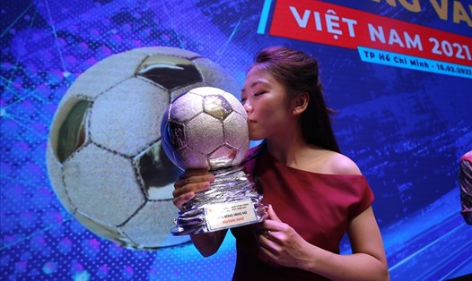 Huỳnh Như rạng rỡ khi lần thứ 4 nhận danh hiệu Quả bóng vàng Việt Nam. Ảnh: D.P