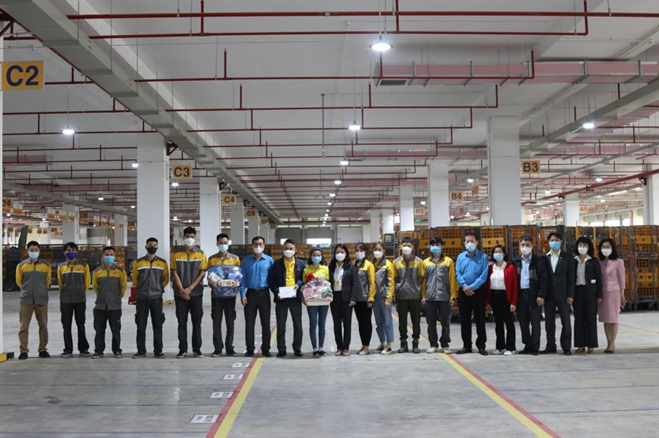 Cáp cấp công đoàn Thông tin và Truyền thông chăm lo cho đoàn viên, người lao động dịp Tết 2022.