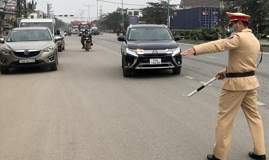 Cảnh sát giao thông Công an tỉnh Quảng Trị kiểm tra các phương tiện tham gia giao thông. Ảnh: TT.