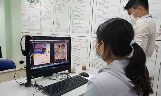Trung tâm Dịch vụ việc làm Đà Nẵng hỗ trợ tư vấn trực tuyến với người lao động. Ảnh: Thanh Tâm
