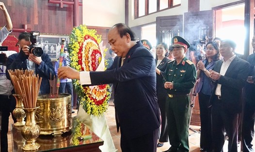 Chủ tịch nước Nguyễn Xuân Phúc dâng hương tưởng nhớ cố Thủ tướng Phạm Văn Đồng. Ảnh: Thanh Chung