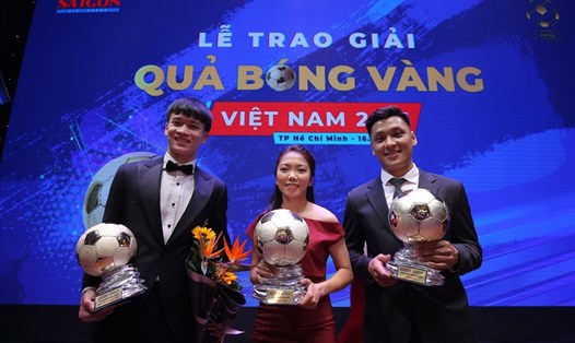 Hoàng Đức, Huỳnh Như và Hồ Văn Ý được vinh danh ở Gala Quả bóng vàng Việt Nam 2021. Ảnh: D.P