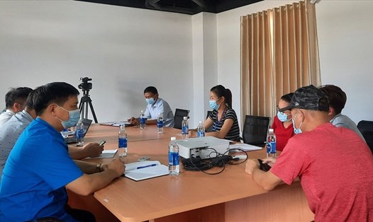 Cán bộ công đoàn huyện Hàm Yên (Tuyên Quang) trong một buổi trao đổi với lãnh đạo doanh nghiệp. Ảnh: CĐCC