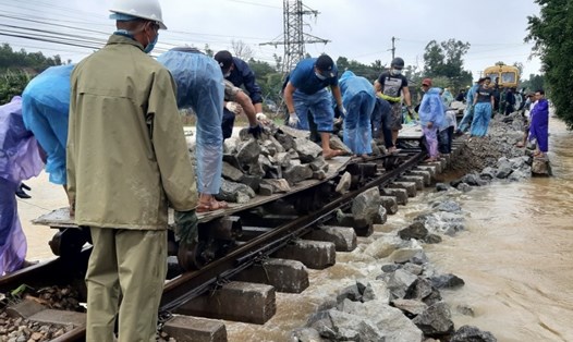 Công nhân Đường sắt luôn nhận được sự quan tâm, động viên của Công đoàn Đường sắt Việt Nam, nhất là trong những đợt tăng cường khắc phục sự cố (ảnh minh hoạ). Ảnh: CĐN