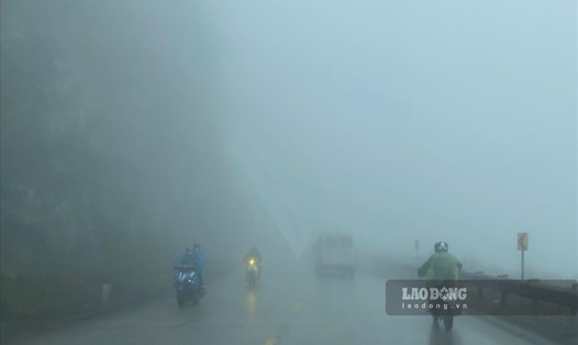Hiện tượng sương mù xảy ra thường xuyên trên Quốc lộ 6. Ảnh: Trần Trọng.