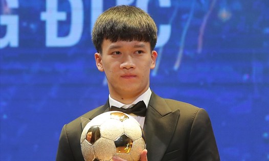 Tiền vệ Nguyễn Hoàng Đức là chủ nhân danh hiệu Quả bóng vàng Việt Nam 2021. Ảnh: D.P