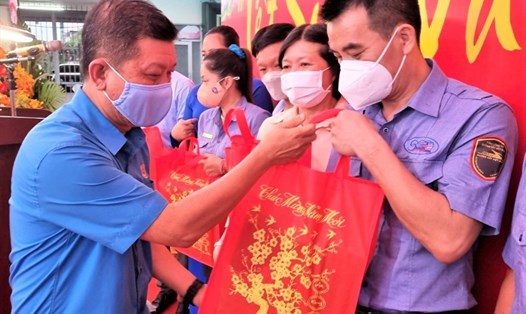 Ông Trần Đoàn Trung (bên trái) - Phó Chủ tịch Thường trực LĐLĐ TPHCM - trao quà Tết Nhâm dần 2020 cho nhân viên ga Sài Gòn có hoàn cảnh khó khăn. Ảnh: Nam Dương