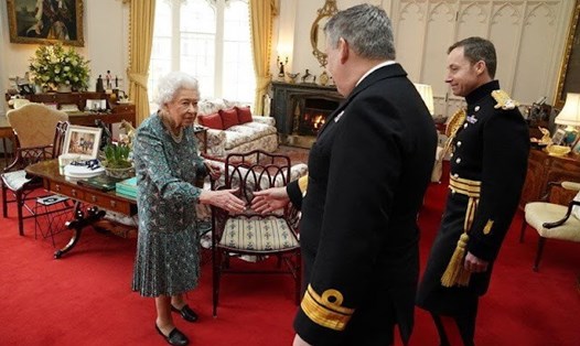 Nữ hoàng Anh Elizabeth II phải chống gậy khi đón tiếp quan khách hôm 16.2. Ảnh: Pool PA