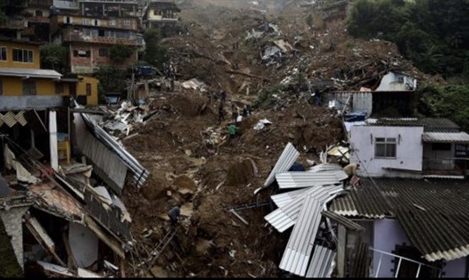 Lũ lụt và sạt lở đã tàn phá thị trấn lịch sử Petropolis của Brazil giữa chuyến công du Nga của tổng thống nước này. Ảnh: AFP