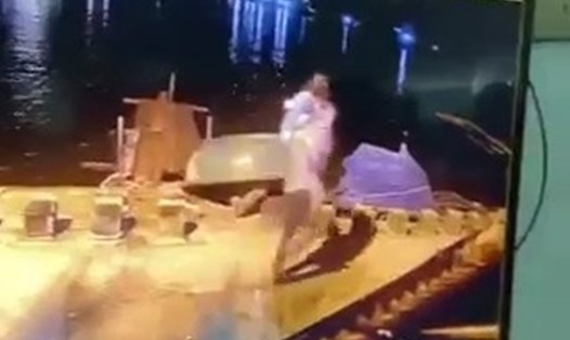Trần Văn Viên bồng con ra cầu và ném xuống sông để trả thù vợ. Ảnh chụp màn hình
