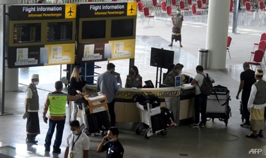 Khách du lịch làm thủ tục ở sân bay quốc tế  Ngurah Rai ở đảo Bali, Indonesia. Ảnh: AFP