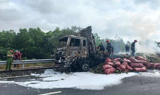 Xe tải chở bắp bất ngờ bốc cháy trên cao tốc Đà Nẵng - Quảng Ngãi. Ảnh: Thanh Chung