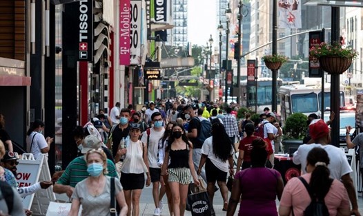Mọi người đi bộ tại một khu vực mua sắm ở thành phố New York, Mỹ. Ảnh: AFP