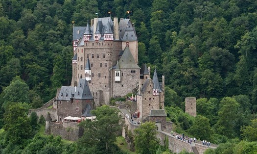 Tòa lâu đài được xây dựng không phải để ở mà để che lấp "cổng địa ngục" ở Cộng hòa Czech. Ảnh: Wiki