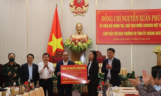 Chủ tịch nước Nguyễn Xuân Phúc tặng 150 căn nhà cho đồng bào các dân tộc thiểu số có hoàn cảnh khó khăn trên địa bàn tỉnh Quảng Ngãi. Ảnh: Lan Anh