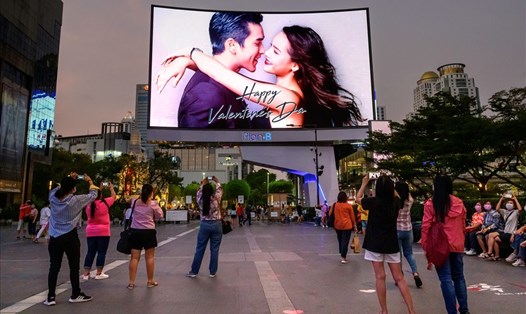 Màn hình quảng cáo ngày Valentine ở Bangkok, Thái Lan. Ảnh: AFP