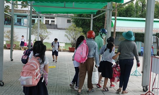 Phụ huynh Trường Tiểu học Bông Sao (quận 8) đón con về nhà do lớp có học sinh là F0. Ảnh: Huyên Nguyễn