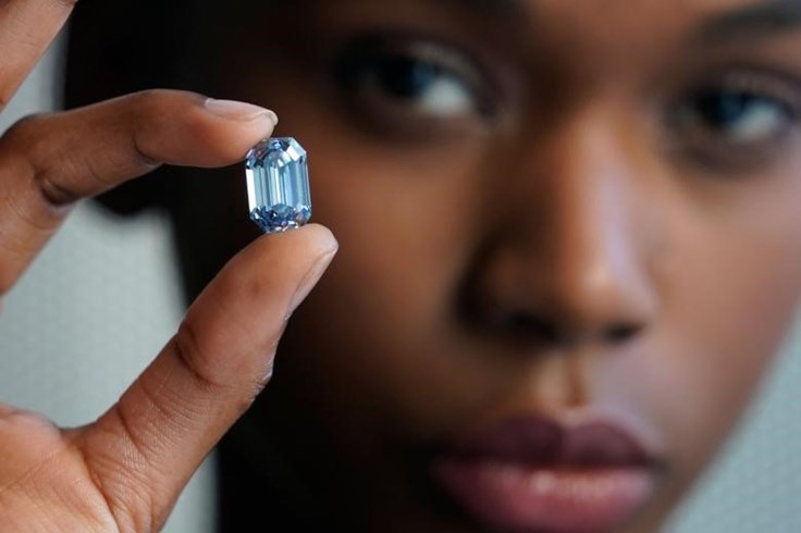 Viên kim cương xanh lớn nhất thế giới sắp bán đấu giá