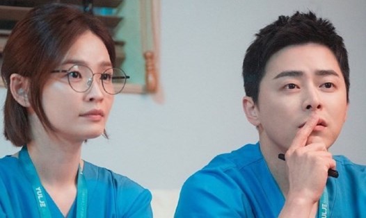 Jeon Mi Do và bạn diễn trong "Hospital Playlist". Ảnh:  Hospital Playlist Official Instagram
