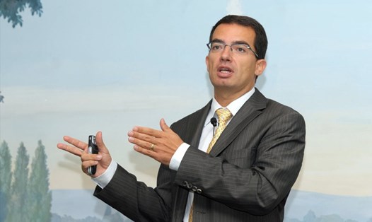 CEO Moderna Stephane Bancel cho rằng đại dịch COVID-19 sắp kết thúc. Ảnh: AFP