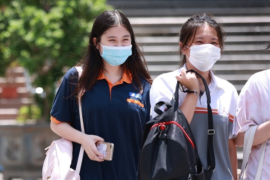Hiệu trưởng Marie Curie nêu quan điểm: "Các con được đến trường vẫn tốt hơn là ở nhà". Ảnh Hải Nguyễn