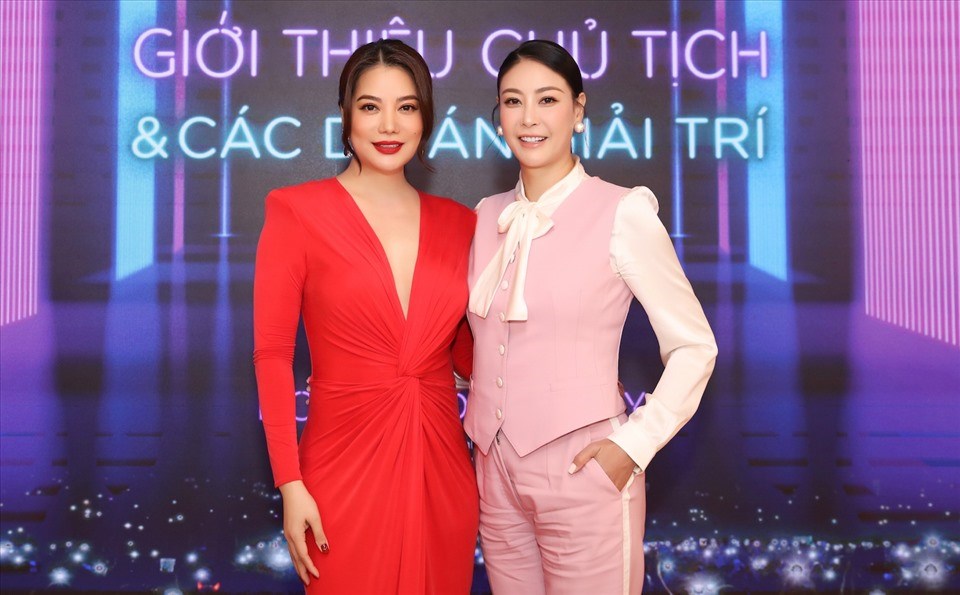 Trương Ngọc Ánh chụp ảnh cùng Hà Kiều Anh. Ảnh: NSCC. Trương Ngọc Ánh chụp ảnh cùng Hà Kiều Anh. Ảnh: NSCC.