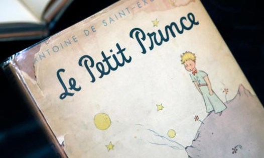 Bản tiếng Pháp của "Hoàng tử bé" được trưng bày tại Bảo tàng Nghệ thuật Trang trí ở Paris. Ảnh chụp màn hình