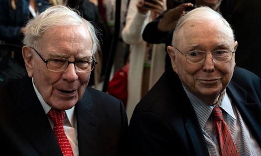 Phó chủ tịch Charlie Munger và tỉ phú Warren Buffett, Giám đốc điều hành của Berkshire Hathaway vào năm 2019. Ảnh: AFP