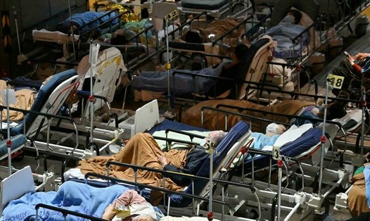 Các bệnh viện của Hong Kong đang phải "gồng mình" trước số lượng bệnh nhân tăng đột biến. Ảnh: AFP