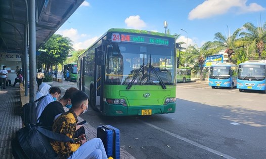 Hành khách đợi xe buýt tại TPHCM. Ảnh: Huyên Nguyễn