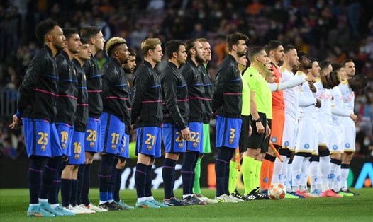 Các cầu thủ Barcelona và cổ động viên "không quen" với nhạc hiệu tại Europa League. Ảnh: UEFA