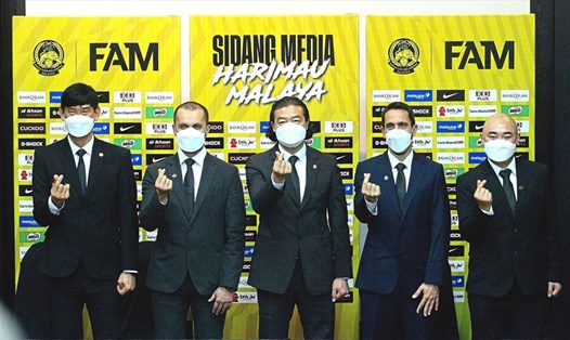 Huấn luyện viên Kim Pan-gon (giữa) cùng các trợ lý tại tuyển Malaysia. Ảnh: The Star