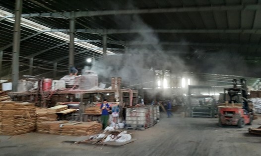 Các công nhân đang làm việc trong cảnh khói bụi tại Công ty Hoàng Gia Yên Bái. Ảnh: T.L