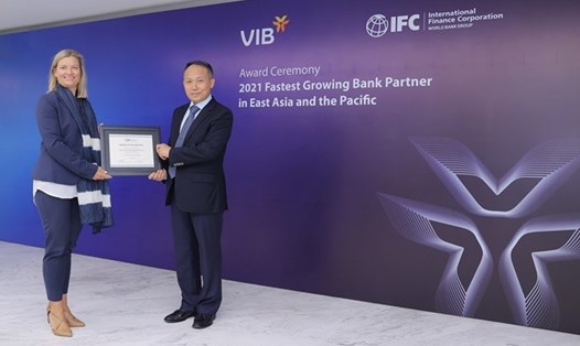 Ông Hàn Ngọc Vũ – Tổng Giám đốc VIB nhận giải thưởng từ đại diện IFC. Ảnh: VIB