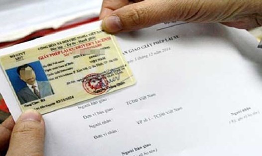 Người có giấy phép lái xe bị mất, còn thời hạn sử dụng hoặc quá thời hạn sử dụng dưới 03 tháng, được xét cấp lại giấy phép lái xe. Ảnh: LDO