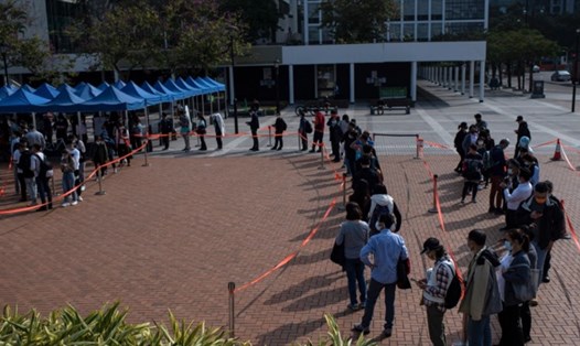 Hàng dài người xếp hàng để chờ xét nghiệm COVID-19 tại Hong Kong. Ảnh: AFP