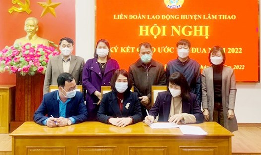 Liên đoàn Lao động huyện Lâm Thao ký kết giao ước thi đua với các công đoàn cơ sở trên địa bàn huyện. Ảnh: Kiều Công Tuấn