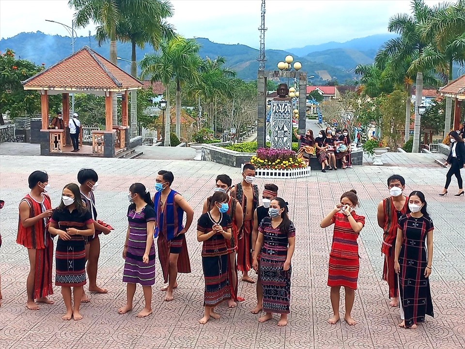 Một góc chợ phiên tổ chức tại huyện miền núi A Lưới  (Thừa Thiên Huế). Ảnh: H. Hà.