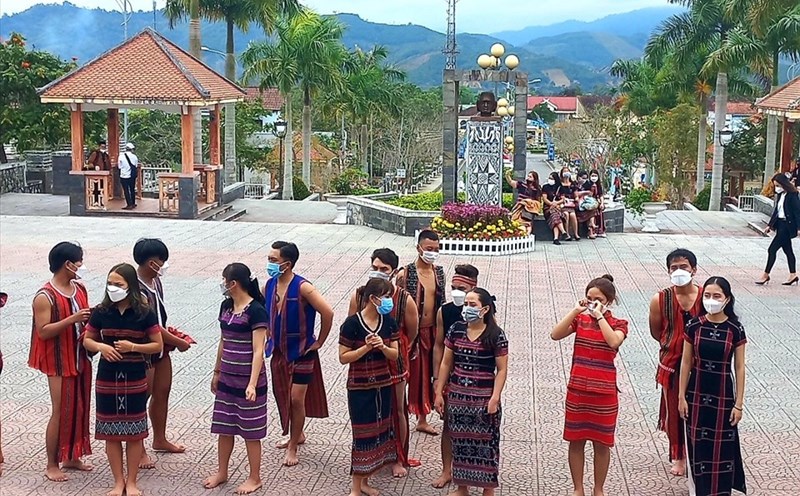 Một góc chợ phiên tổ chức tại huyện miền núi A Lưới  (Thừa Thiên Huế). Ảnh: H. Hà.