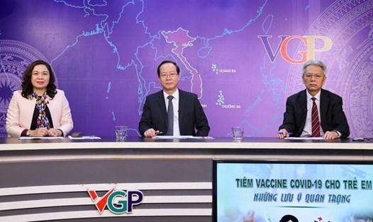Các vị khách mời tại toạ đàm "Tiêm vaccine COVID-19 cho trẻ em: Những lưu ý quan trọng". Ảnh: Nhật Bắc